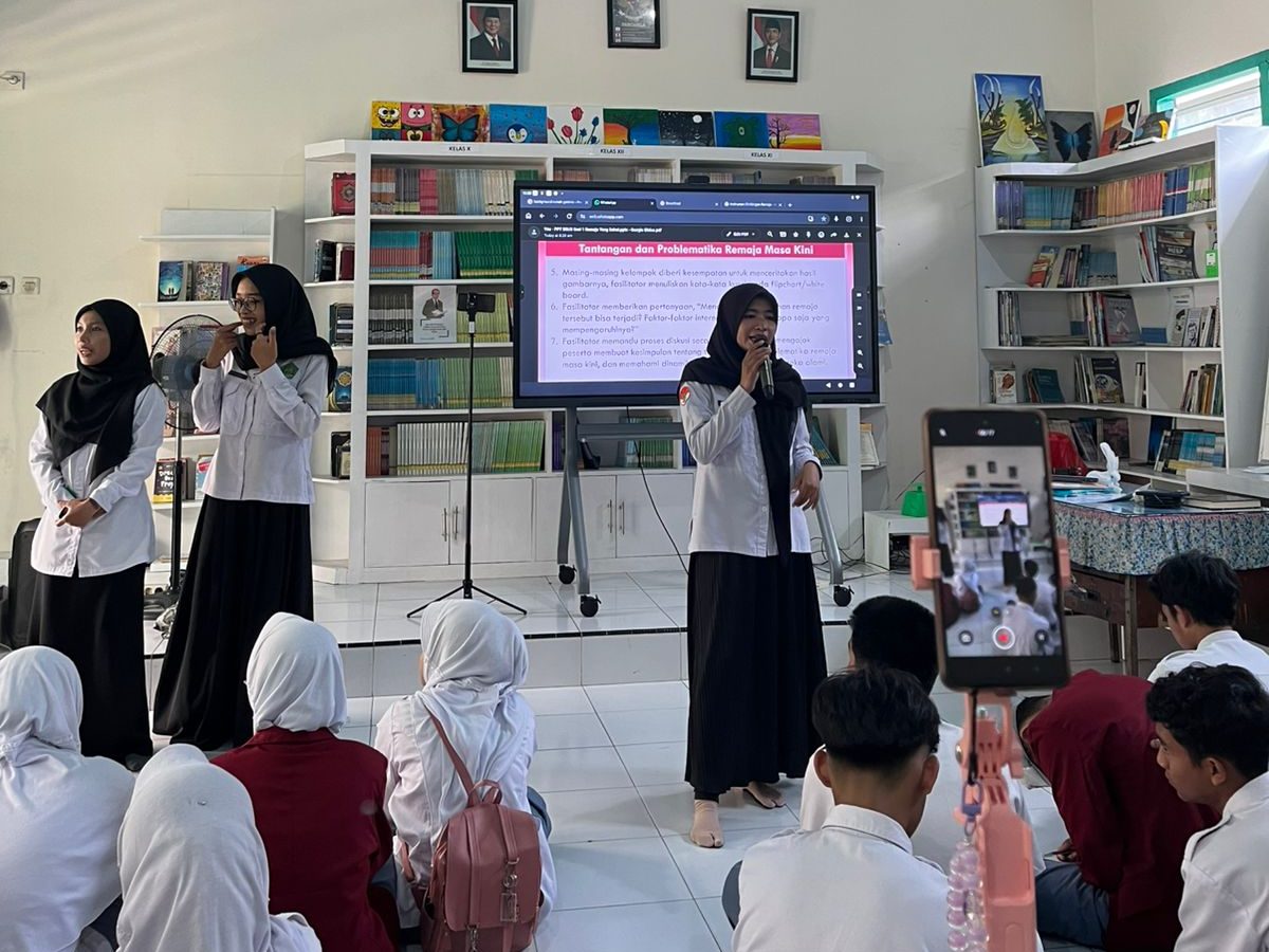 Tim KUA Sumberpucung BimbinganRemaja Usia Sekolah Pada Siswa Smamuda 1