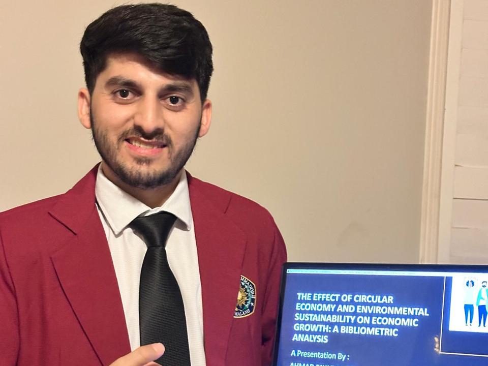 Ahmad Fayaz Naziry, Alumni Ekonomi Pembangunan UMM Lanjut Pendidikan Master di University of Waterloo, Canada 1 Ahmad Fayaz Naziry, Alumni Ekonomi Pembangunan UMM Lanjut Pendidikan Master di University of Waterloo, Canada 1