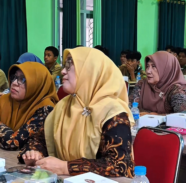Tim PKM Dosen UMM Wujudkan Life Style Halal, Budaya-Sertifikasi Produk SMK Muda Malang 4 Tim PKM Dosen UMM Wujudkan Life Style Halal, Budaya-Sertifikasi Produk SMK Muda Malang 4