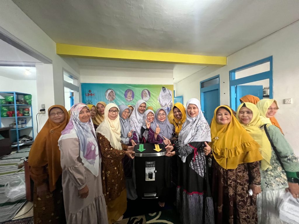 Tim Dosen Fakultas Kedokteran UMM Penyuluhan Kesehatan-Pelatihan Bahaya Mikroplastik untuk Kesehatan Pada Warga PC Aisyiyah Lowokwaru 4