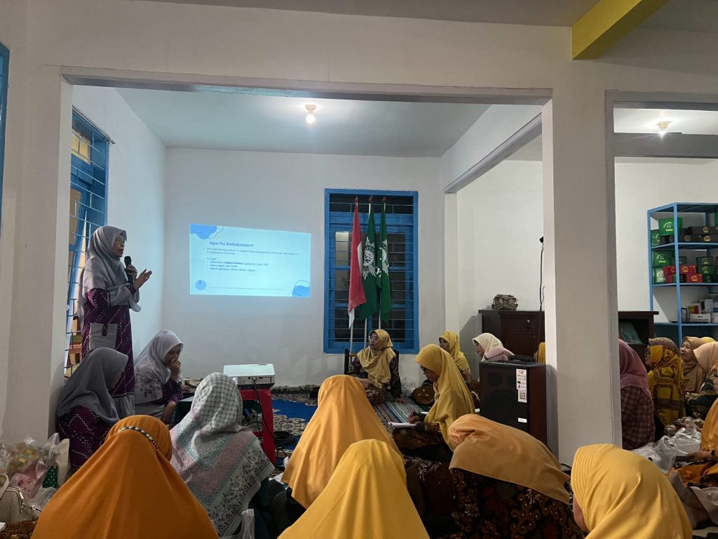 Tim Dosen Fakultas Kedokteran UMM Penyuluhan Kesehatan-Pelatihan Bahaya Mikroplastik untuk Kesehatan Pada Warga PC Aisyiyah Lowokwaru 2