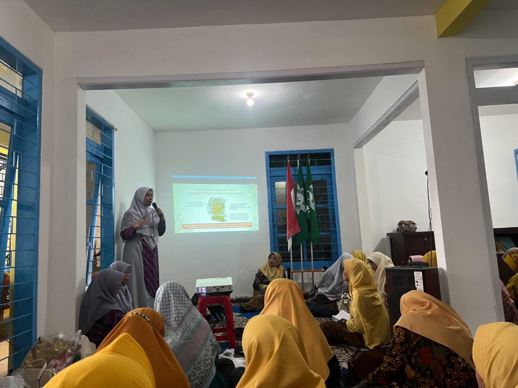 Tim Dosen Fakultas Kedokteran UMM Penyuluhan Kesehatan-Pelatihan Bahaya Mikroplastik untuk Kesehatan Pada Warga PC Aisyiyah Lowokwaru 3