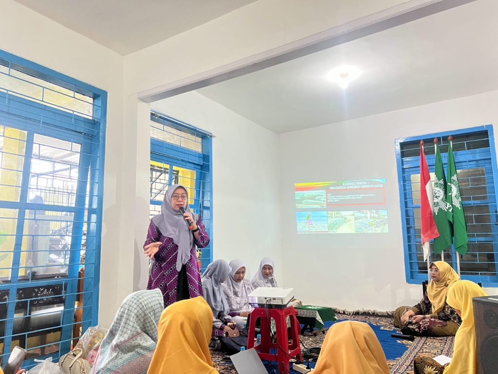 Tim Dosen Fakultas Kedokteran UMM Penyuluhan Kesehatan-Pelatihan Bahaya Mikroplastik untuk Kesehatan Pada Warga PC Aisyiyah Lowokwaru 1