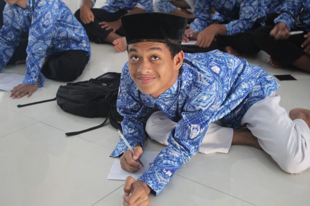 Bongkar Formula Penulis Hebat, Fathan Faris Saputro Ajak Murid SMP Muhammadiyah 1 Babat Berani Berkarya 3 Bongkar Formula Penulis Hebat, Fathan Faris Saputro Ajak Murid SMP Muhammadiyah 1 Babat Berani Berkarya 3
