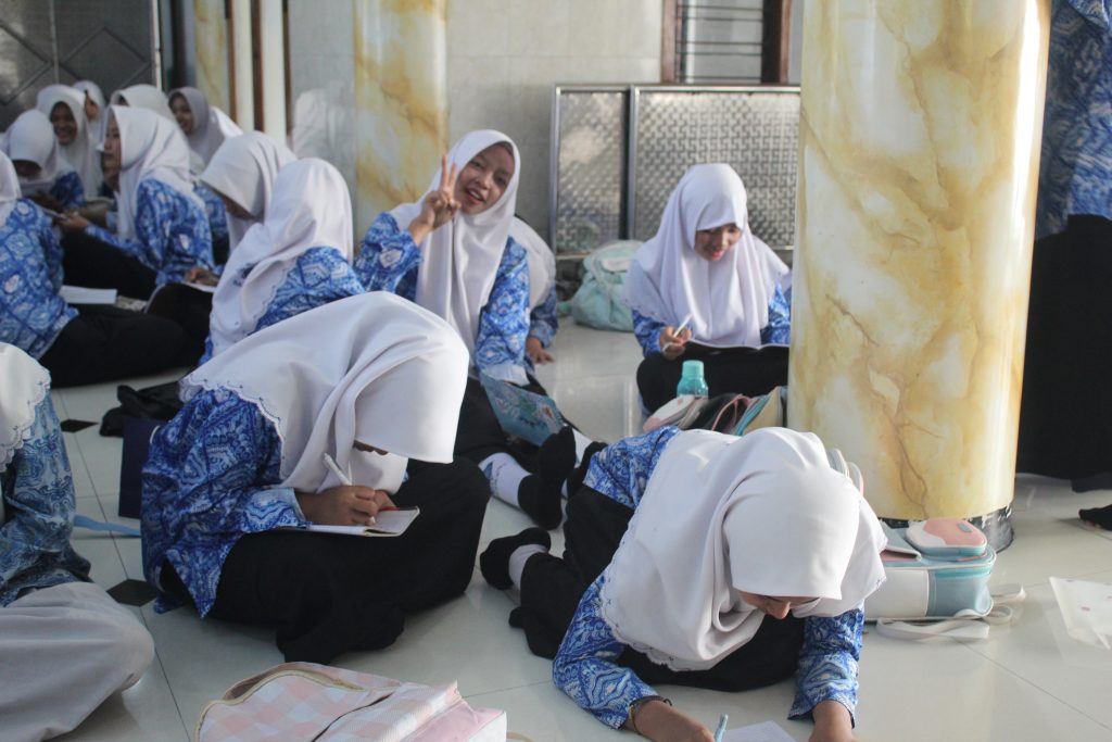 Bongkar Formula Penulis Hebat, Fathan Faris Saputro Ajak Murid SMP Muhammadiyah 1 Babat Berani Berkarya 2 Bongkar Formula Penulis Hebat, Fathan Faris Saputro Ajak Murid SMP Muhammadiyah 1 Babat Berani Berkarya 2