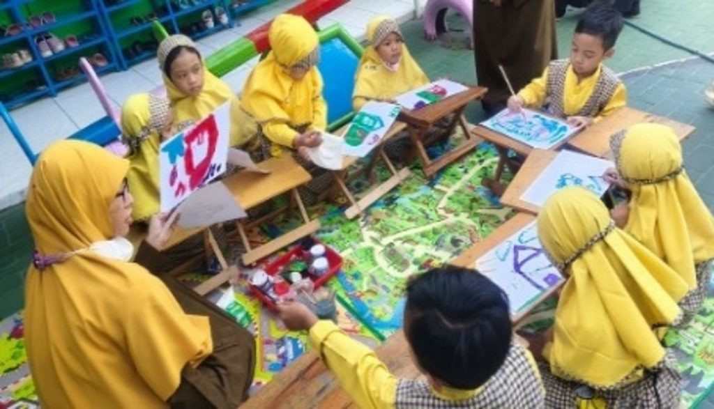 Happy Morning, Program Penelitian Tim Akademisi UMM Optimalisasi Keterampilan Motorik Halus Siswa TK Al Falah Surabaya Berbasis Permainan 2 Happy Morning, Program Penelitian Tim Akademisi UMM Optimalisasi Keterampilan Motorik Halus Siswa TK Al Falah Surabaya Berbasis Permainan 2