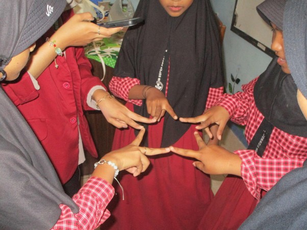Mahasiswa KKN Berdampak 129 UMM Proker Smart Learning Station Pada Siswa MTs Lombok Kulon Berbasis Ilmu Terapan Lintas Fakultas 2 Mahasiswa KKN Berdampak 129 UMM Proker Smart Learning Station Pada Siswa MTs Lombok Kulon Berbasis Ilmu Terapan Lintas Fakultas 2