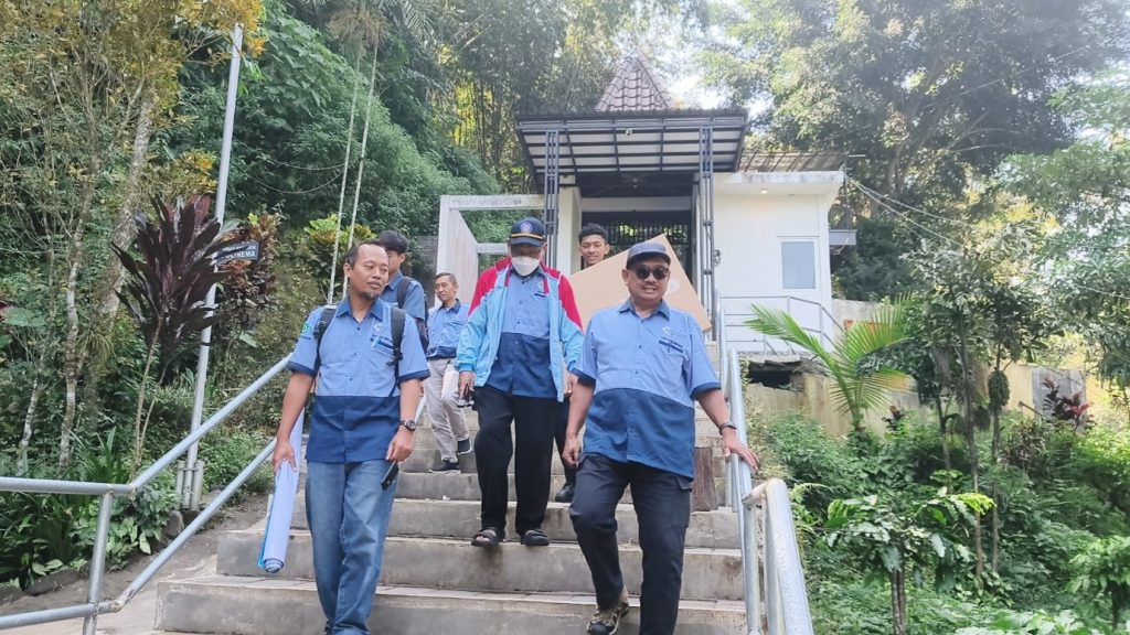 Wujudkan Real Edu-Wisata Sumberingin, Tim PPM Polinema Hadirkan Papan Informasi Multimedia PLTMH 1