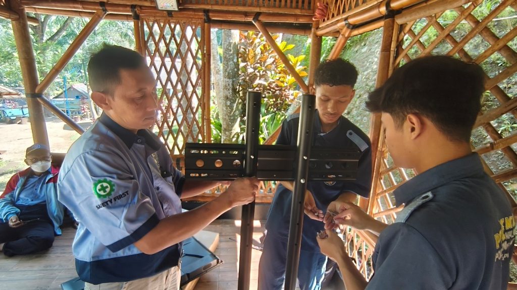 Wujudkan Real Edu-Wisata Sumberingin, Tim PPM Polinema Hadirkan Papan Informasi Multimedia PLTMH 3