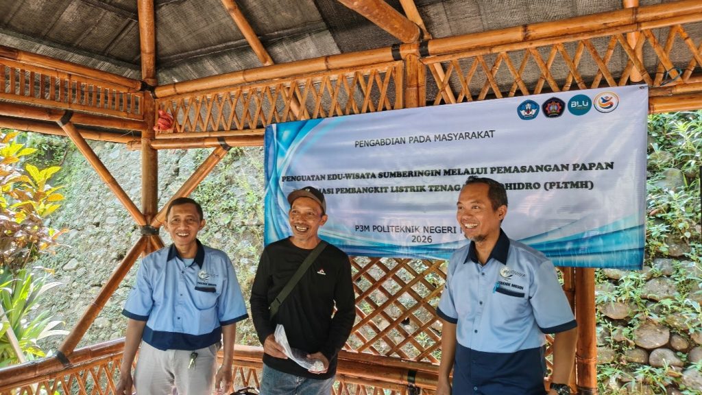 Wujudkan Real Edu-Wisata Sumberingin, Tim PPM Polinema Hadirkan Papan Informasi Multimedia PLTMH 4