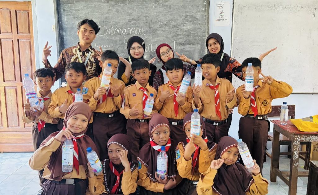 KKN 138 UMM Psikoedukasi Siswa SDN 2 Tempursari Lima Tema, Sosial-Ekonomi dan Psikis 4 KKN 138 UMM Psikoedukasi Siswa SDN 2 Tempursari Lima Tema, Sosial-Ekonomi dan Psikis 4