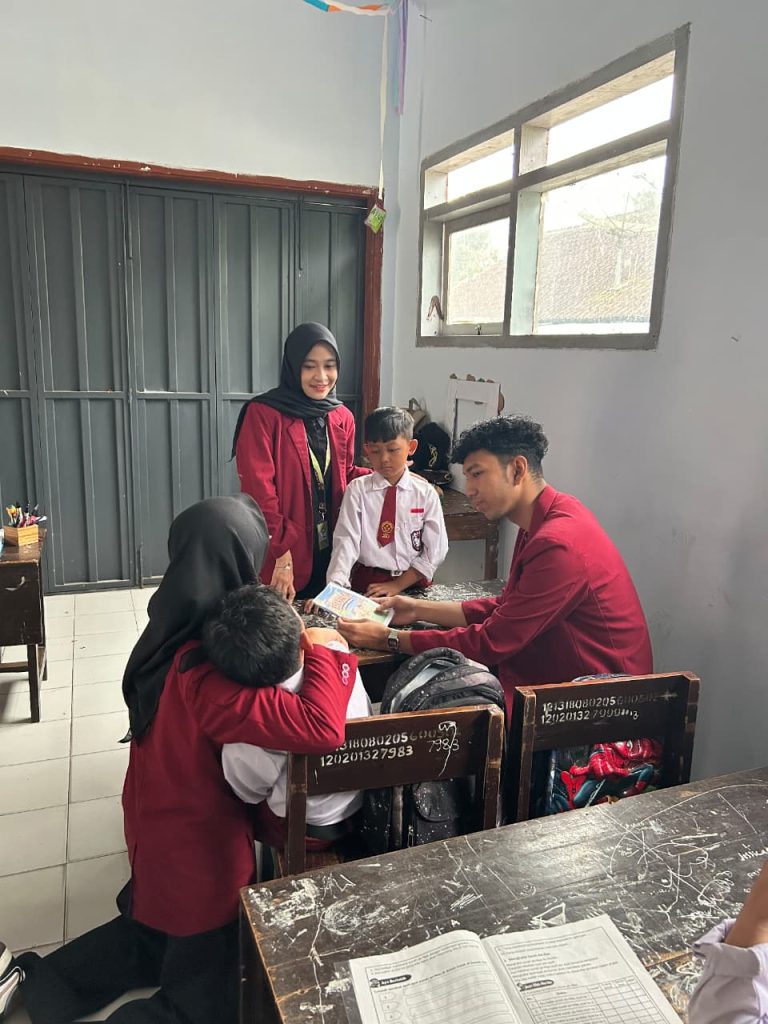 KKN 138 UMM Psikoedukasi Siswa SDN 2 Tempursari Lima Tema, Sosial-Ekonomi dan Psikis 3 KKN 138 UMM Psikoedukasi Siswa SDN 2 Tempursari Lima Tema, Sosial-Ekonomi dan Psikis 3