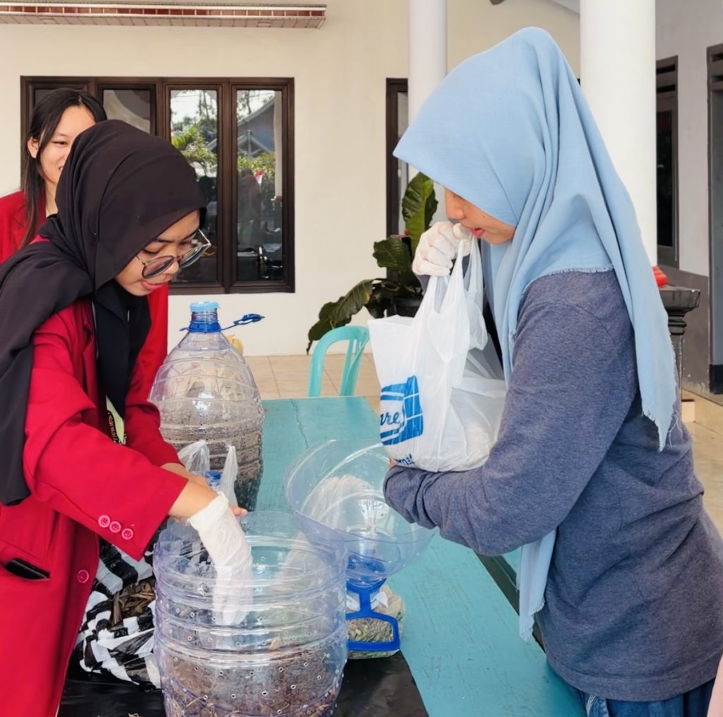 Inovatif, KKN Berdampak Kelompok 138 UMM Olah Sampah Jadi Kompos-Basmi Hama Pakai Pestisida Nabati 1 Inovatif, KKN Berdampak Kelompok 138 UMM Olah Sampah Jadi Kompos-Basmi Hama Pakai Pestisida Nabati 1