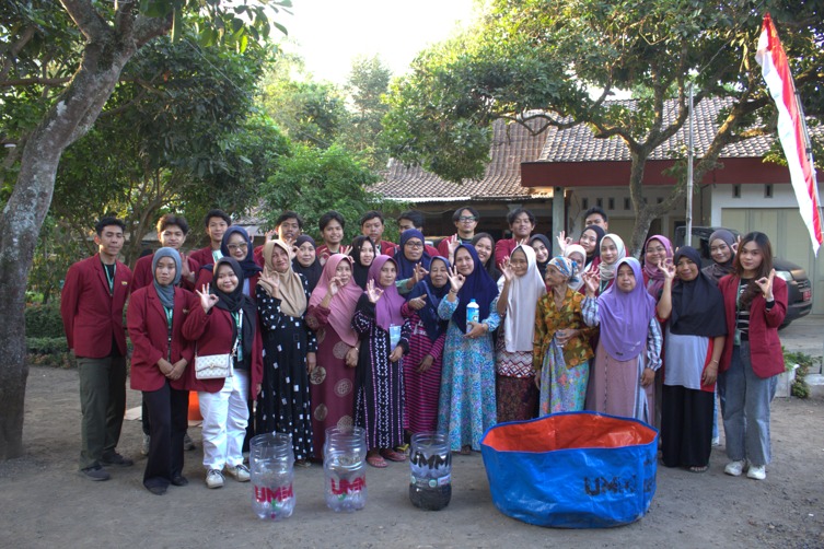 Mahasiswa KKN 129 UMM Edukasi Warga Lombok Kulon Manfaat Ikan Lele Alternatif Sumber Protein Untuk Pencegahan Stunting 1