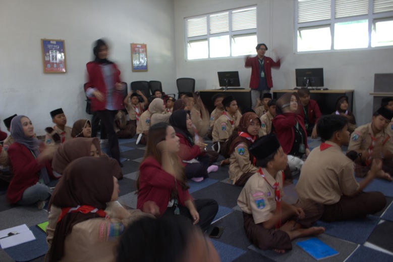 Mahasiswa KKN 129 UMM Sosialisasi PHBS-Gizi Pada Siswa MTs Lombok Kulon Peduli Kesehatan Diri 2