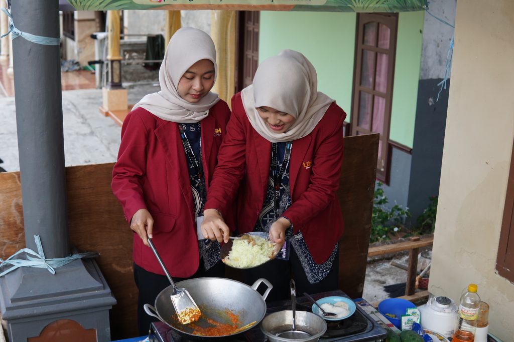 Mahasiswa PPG Calon Guru UMM Latih Ibu-Ibu PKK Kebonkuto Wagir Produk Abon Pepaya 3 Mahasiswa PPG Calon Guru UMM Latih Ibu-Ibu PKK Kebonkuto Wagir Produk Abon Pepaya 3