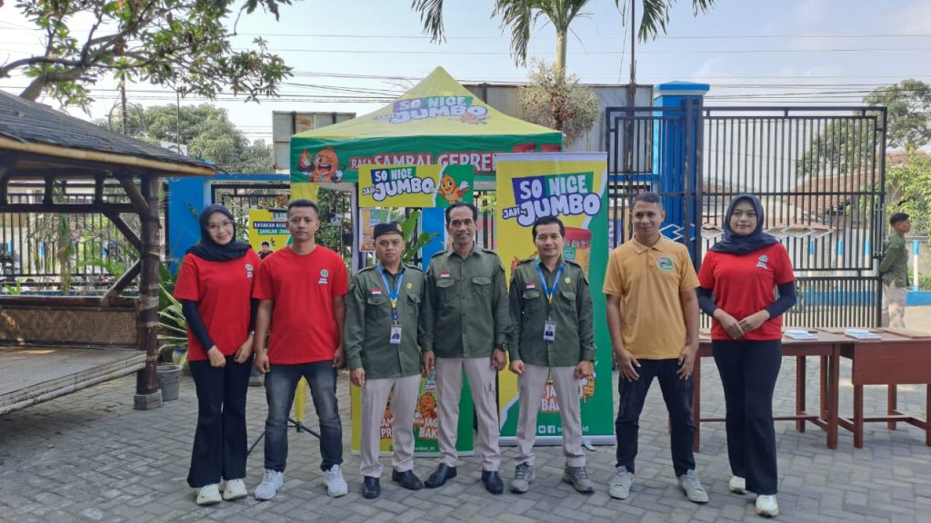 Guru-Siswa SMK Mugas Dapat Jatah Sosis dari Mitra Industri 1