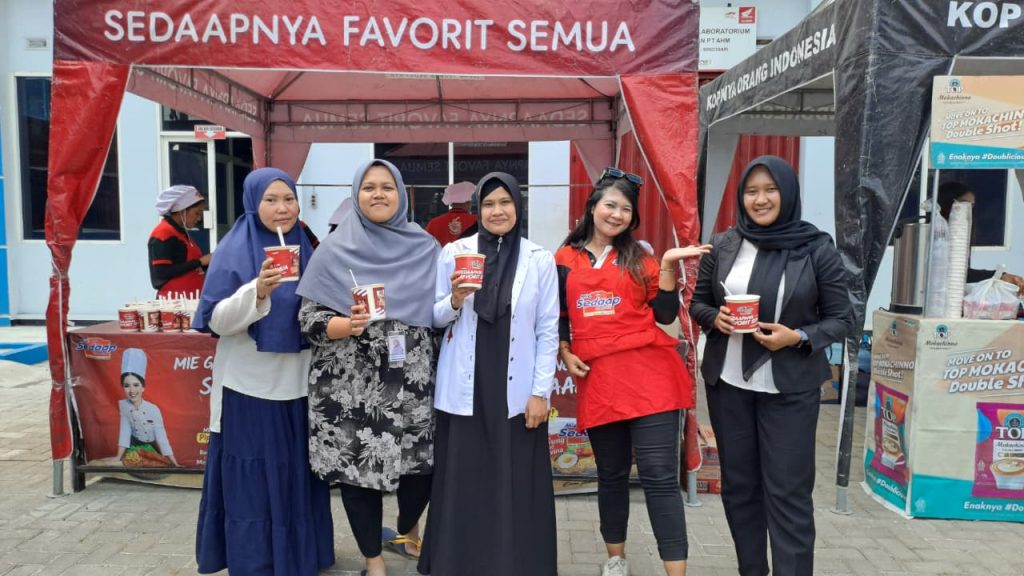 Wings Food Manjakan  Siswa-Guru SMK Mugas Minum Kopi dan Makan Mie 1