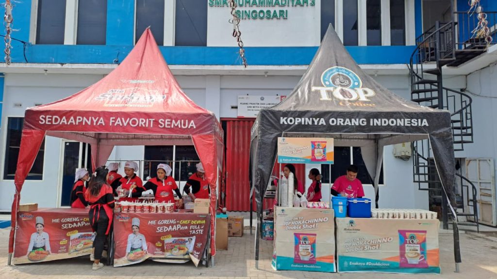 Wings Food Manjakan  Siswa-Guru SMK Mugas Minum Kopi dan Makan Mie 2