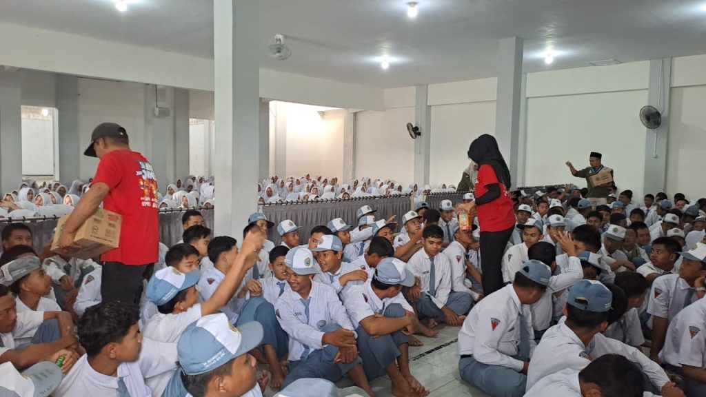 Guru-Siswa SMK Mugas Dapat Jatah Sosis dari Mitra Industri 2