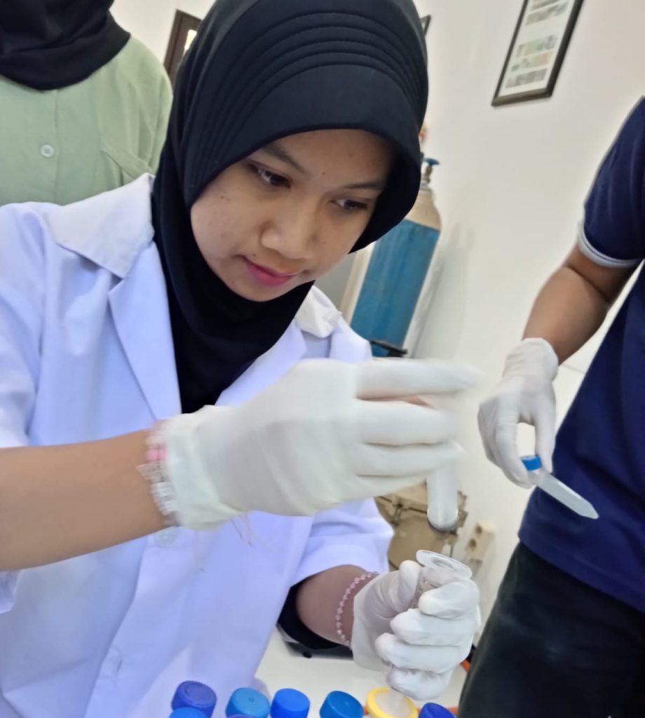 Mahasiswa CoE Kelas Profesional Udang Prodi Akuakultur UMM Belum Lulus Sudah Bekerja 1 Mahasiswa CoE Kelas Profesional Udang Prodi Akuakultur UMM Belum Lulus Sudah Bekerja 1