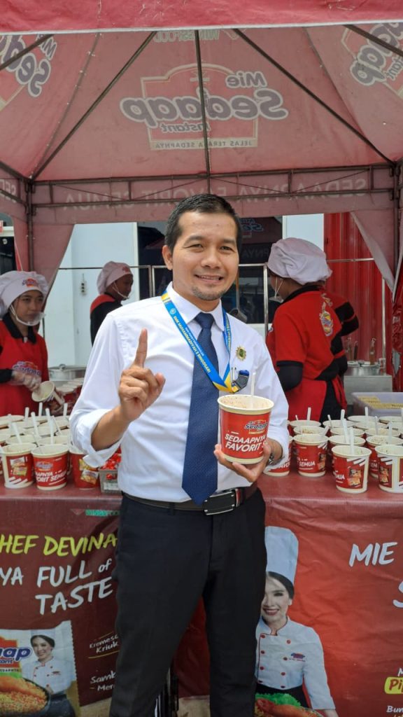 Wings Food Manjakan  Siswa-Guru SMK Mugas Minum Kopi dan Makan Mie 3